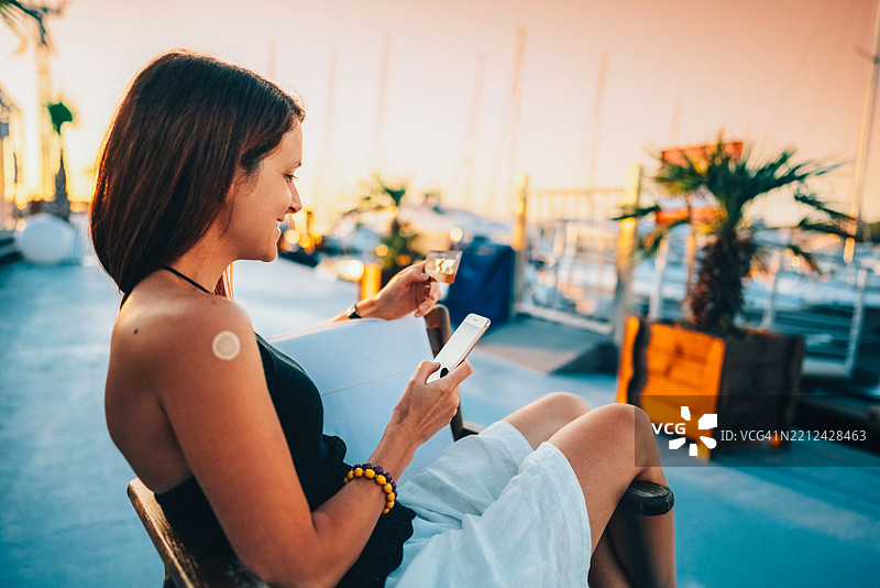 在咖啡馆里在线购物的女性图片素材