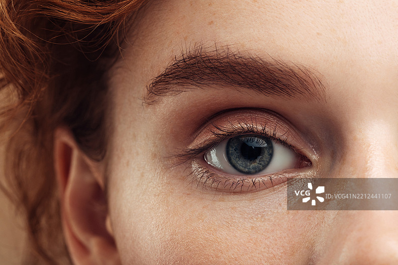 特写的人眼，带有自然的睫毛和清晰的虹膜图片素材