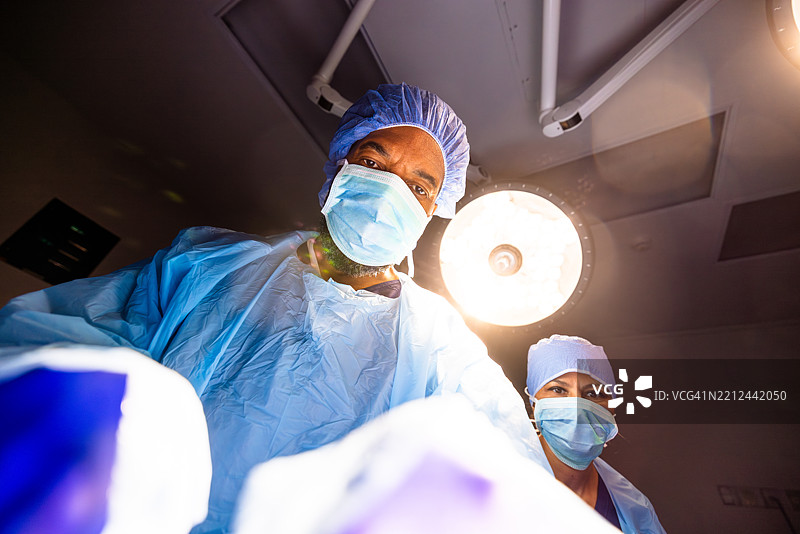 手术室里的黑人外科医生图片素材
