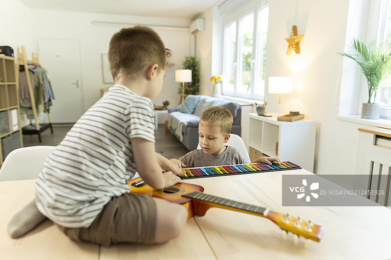 两个孩子在探索乐器图片素材
