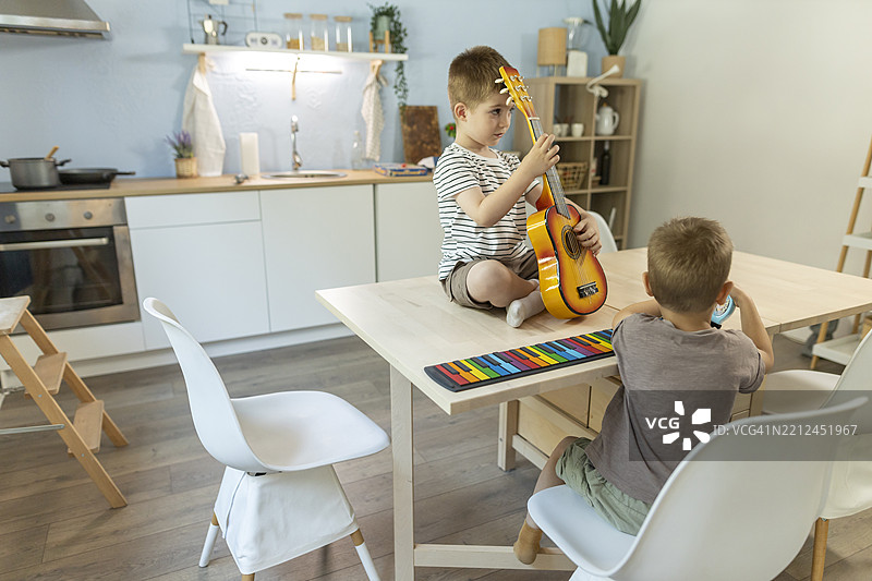 兄弟姐妹们一起玩乐器，享受美好时光图片素材