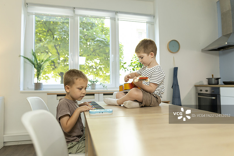 两个男孩在玩儿童乐器图片素材