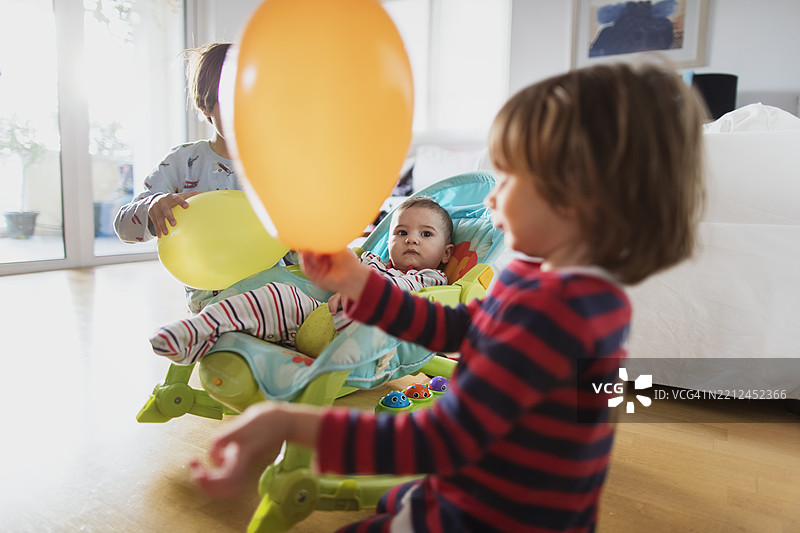 孩子们在室内享受与气球的玩耍时光图片素材