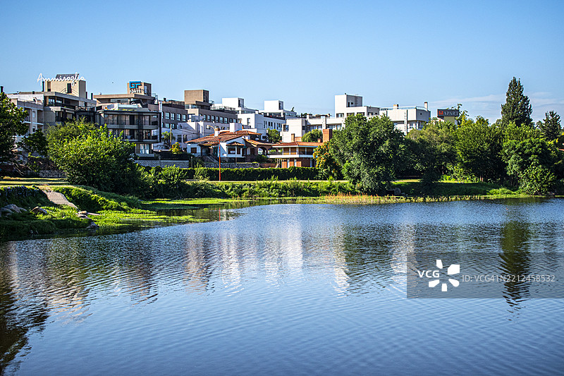 阿根廷科尔多瓦的卡洛斯帕斯别墅。圣罗克湖和城市的景观。图片素材