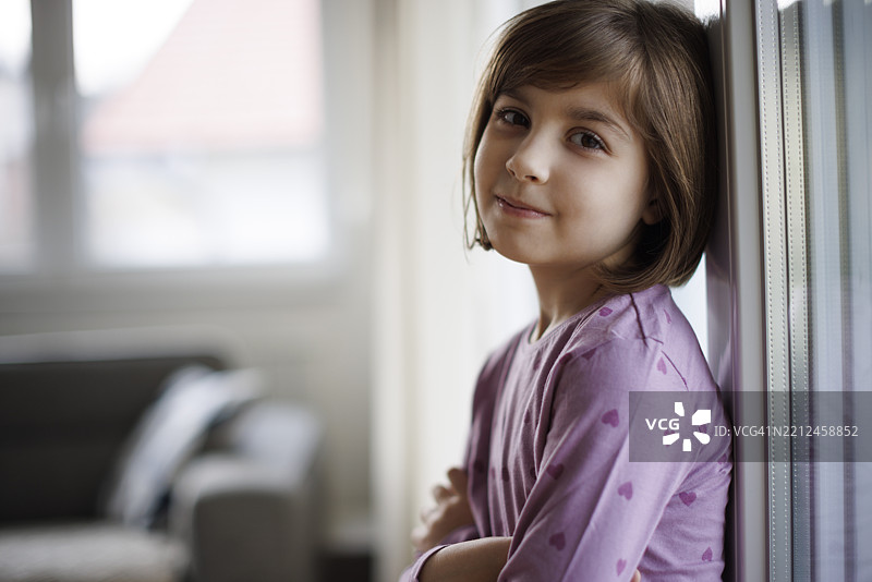 在家中微笑的快乐小女孩肖像图片素材