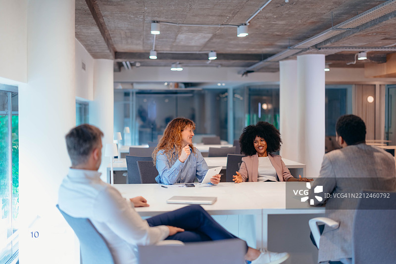 商务团队在现代办公室召开会议图片素材