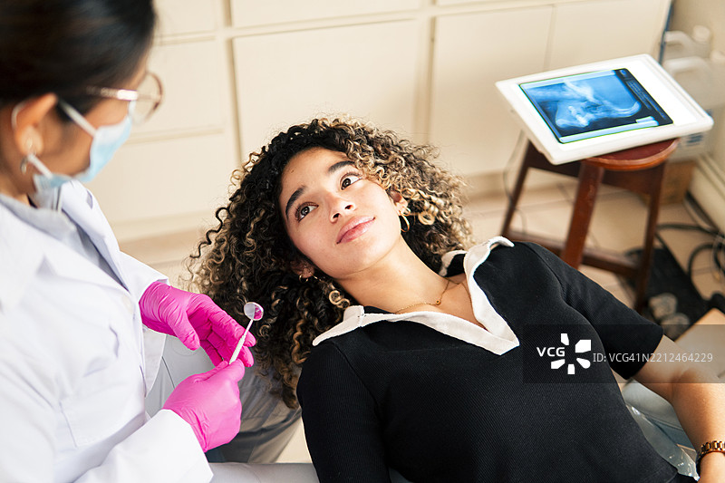 年轻女性在牙医办公室进行牙齿检查图片素材