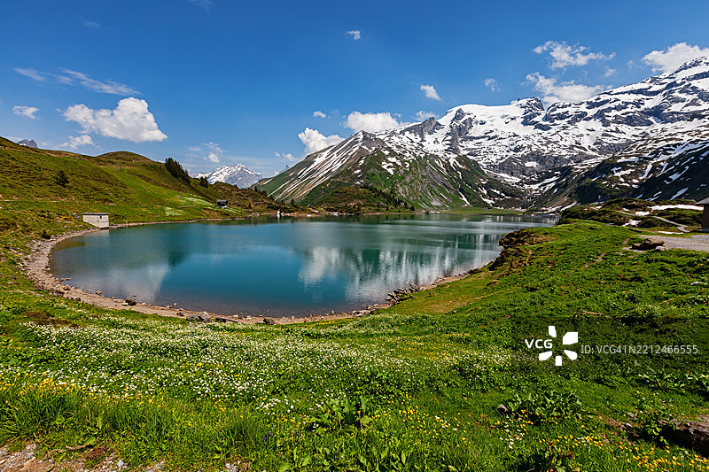 瑞士尼德瓦尔登州恩格尔贝格的特鲁布湖图片素材