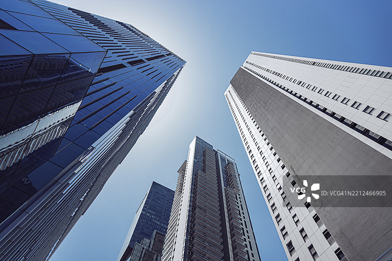 现代城市，摩天大楼，办公室，企业。低角度视图下的办公大楼与蓝天相映。图片素材