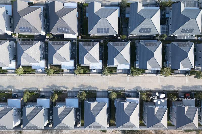 住宅屋顶上的太阳能电池板鸟瞰图。图片素材