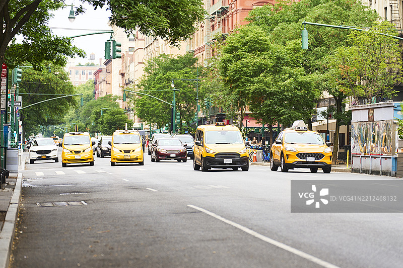 纽约市街道上的黄色出租车行驶图片素材