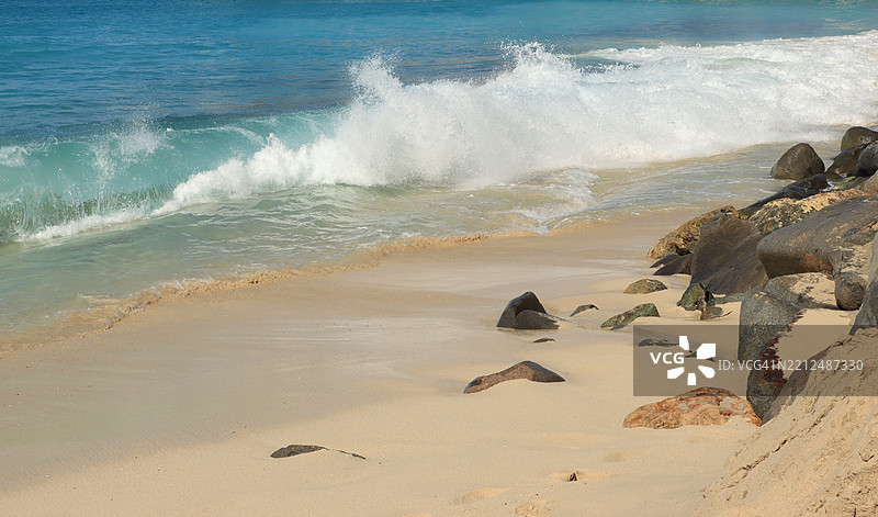 加勒比海滩，海浪泡沫与岩石图片素材