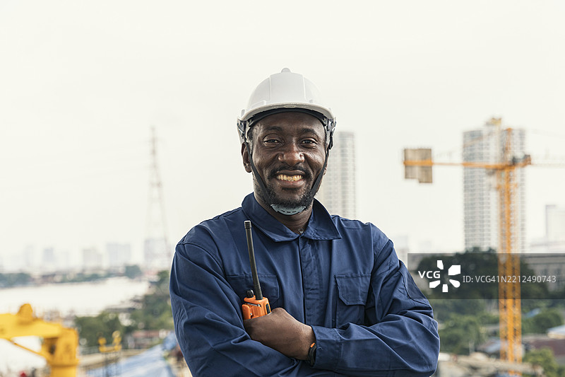 船厂甲板上工作的工程师团队肖像。图片素材