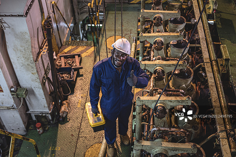 船舶机舱中的工程师团队肖像图片素材
