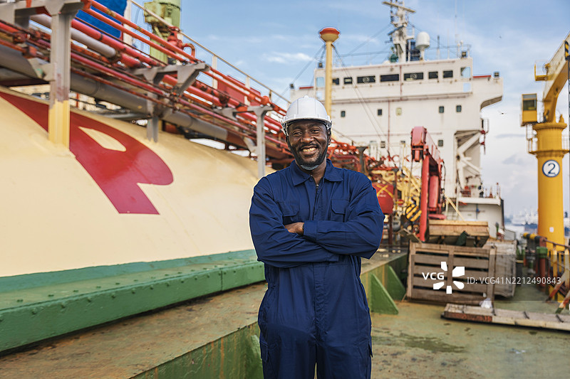 工程师团队在油轮甲板上工作，专注于商业物流、进出口运输或货运。图片素材