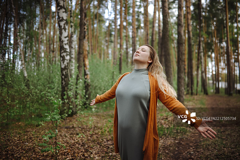 森林疗法课程 - 女性在户外重置神经系统图片素材