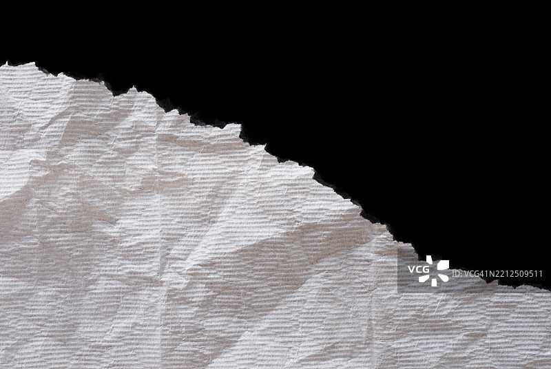 白色撕裂纸张与黑色背景图片素材