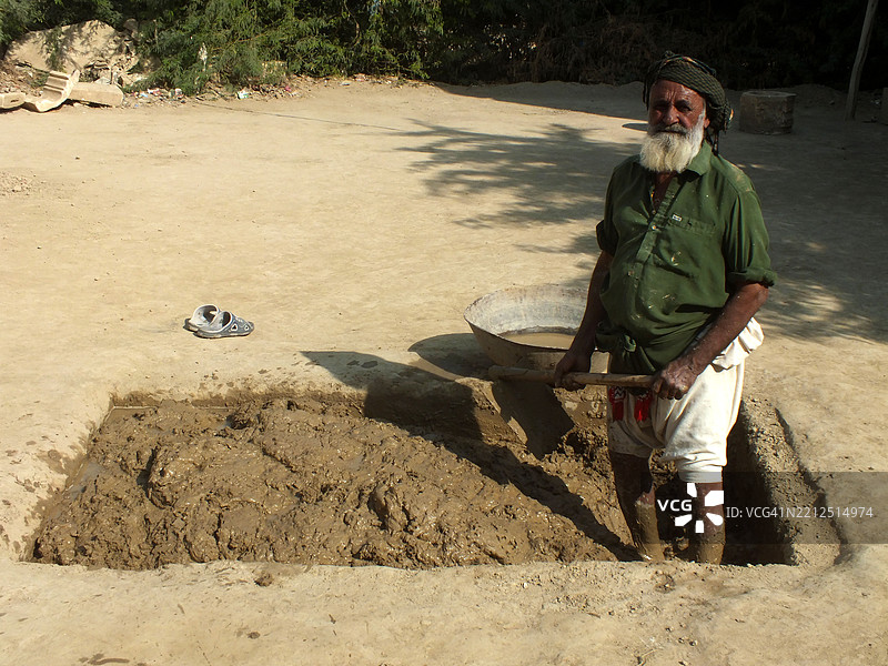 工作场所正在制作陶土陶器图片素材