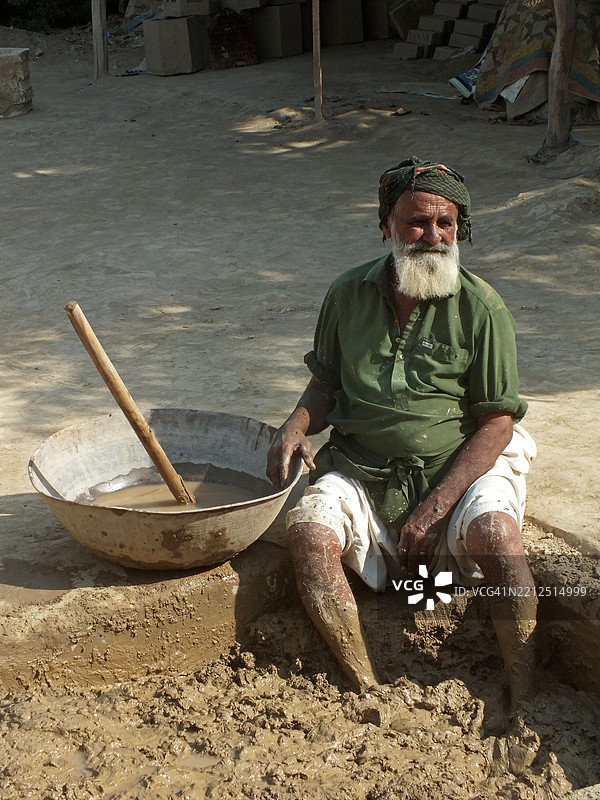 工作场所正在制作陶土陶器图片素材