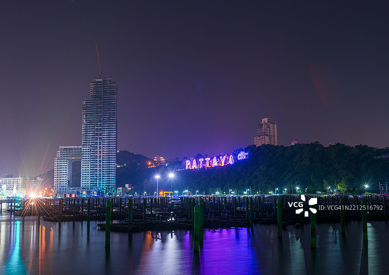 美丽的芭提雅城市标志和芭提雅快艇码头在日落时的景色图片素材