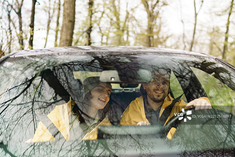 一男一女正在开车旅行图片素材