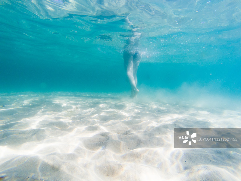 女人走入大海图片素材