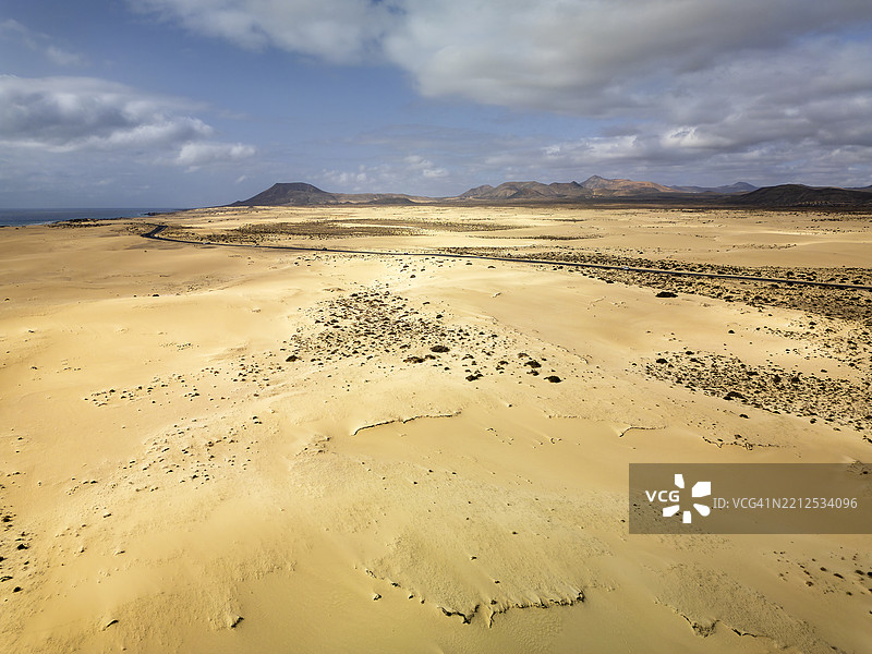 穿过富埃特文图拉的科拉莱霍沙丘沙漠景观的蜿蜒道路图片素材