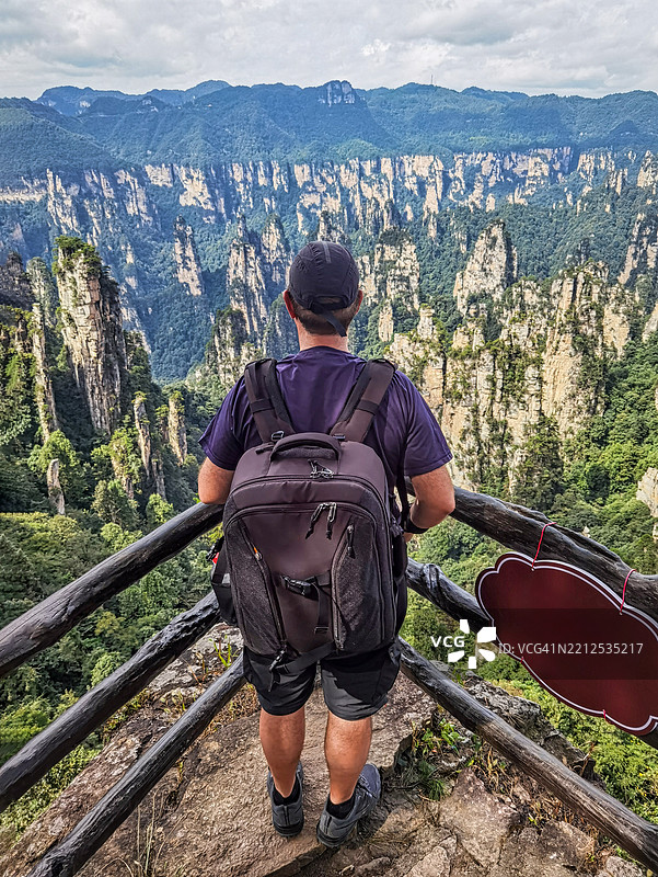 摄影师站在观景点，欣赏中国湖南省张家界国家森林公园的壮丽景色，这是联合国教科文组织世界遗产。图片素材