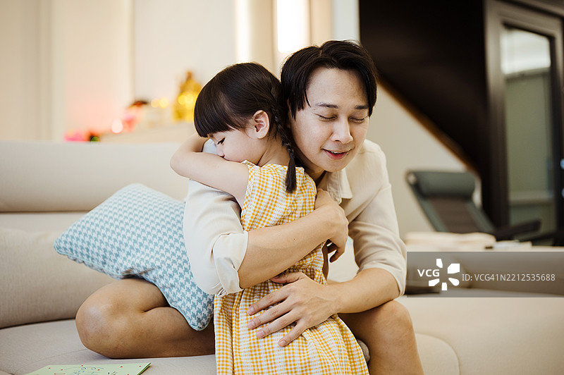 父亲节的温情：女儿分享甜蜜的拥抱图片素材