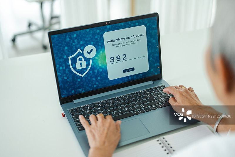 保障未来：一位专注于网络安全的高级专业人士图片素材