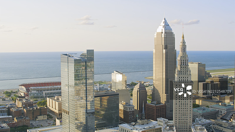克利夫兰市中心天际线，标志性摩天大楼俯瞰在阳光明媚的日光下的伊利湖图片素材