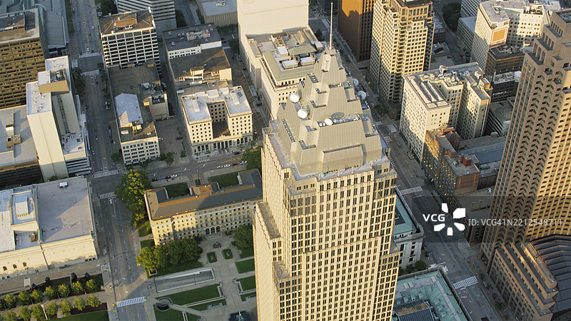 克利夫兰市中心建筑的城市鸟瞰图，柔和的晚光和几何布局图片素材
