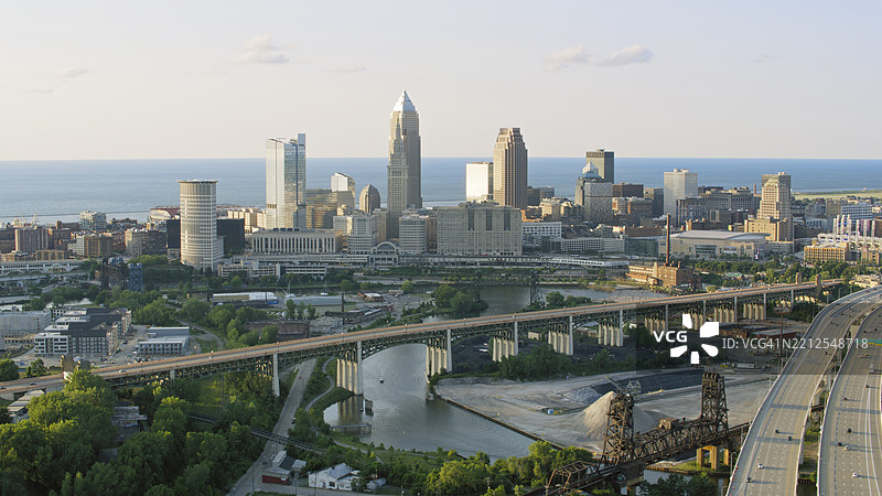克利夫兰俄亥俄州天际线的美丽航拍景观，夕阳下的桥梁和伊利湖图片素材