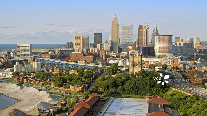 阳光明媚的克利夫兰天际线，建筑地标与城市绿化相映成趣图片素材