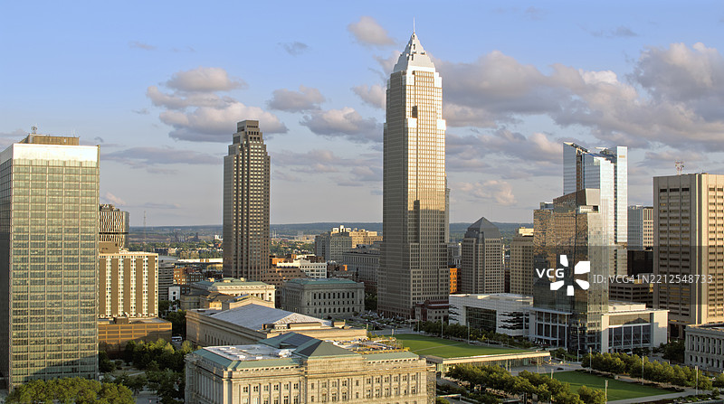 克利夫兰市中心的天际线，摩天大楼高耸，蓝天晴朗图片素材