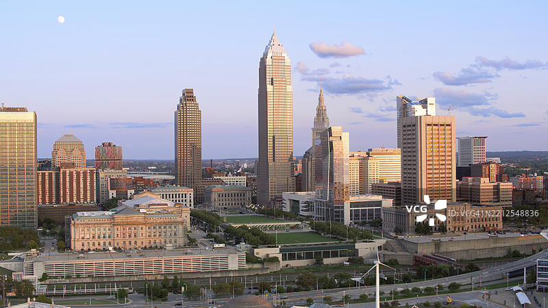克利夫兰市中心天际线，钥匙大厦和历史建筑在黄昏的灯光和紫色云彩下图片素材