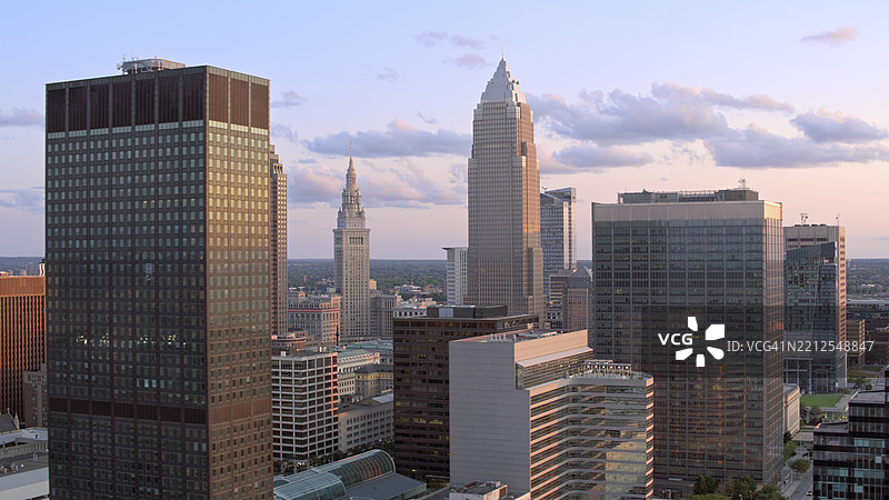 克利夫兰市中心天际线，现代办公大楼映衬在紫色的傍晚天空下图片素材