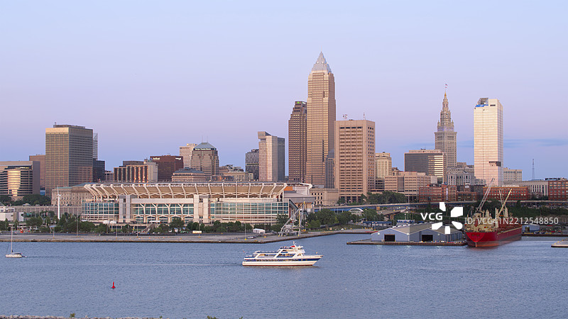 克利夫兰市中心的天际线与海滨在日落时分，展现船只和现代建筑。图片素材