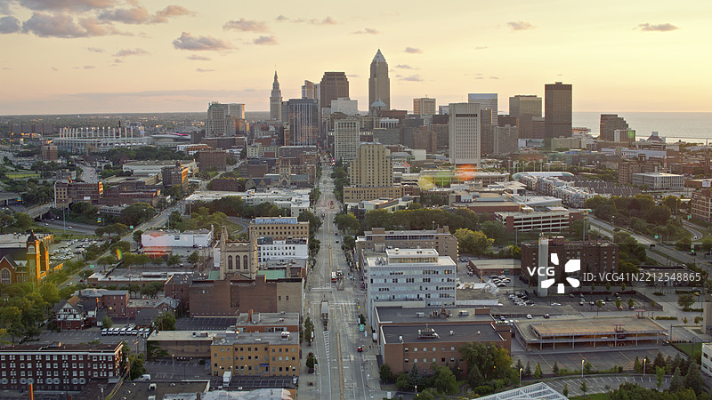 克利夫兰俄亥俄州城市天际线与城市街道的日落景色图片素材