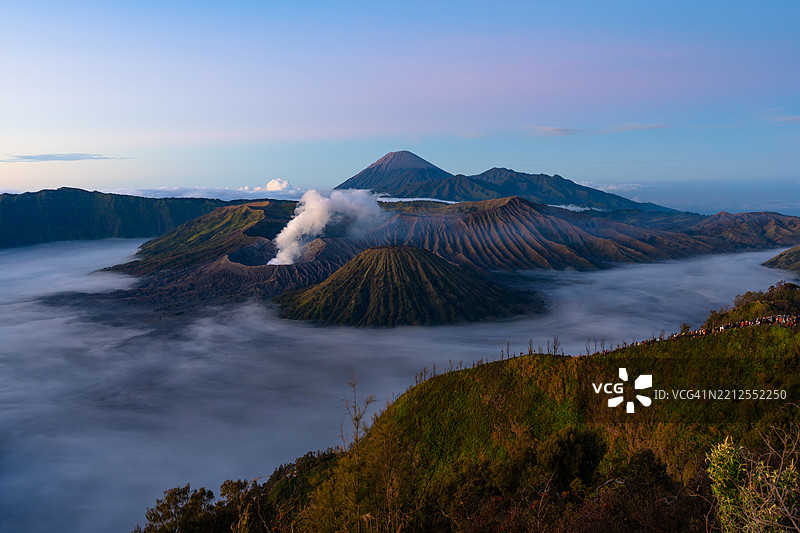 晨曦中的布罗莫腾格尔塞梅鲁国家公园风景图片素材