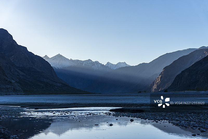 喀普鲁的山脉风景及其倒影。图片素材