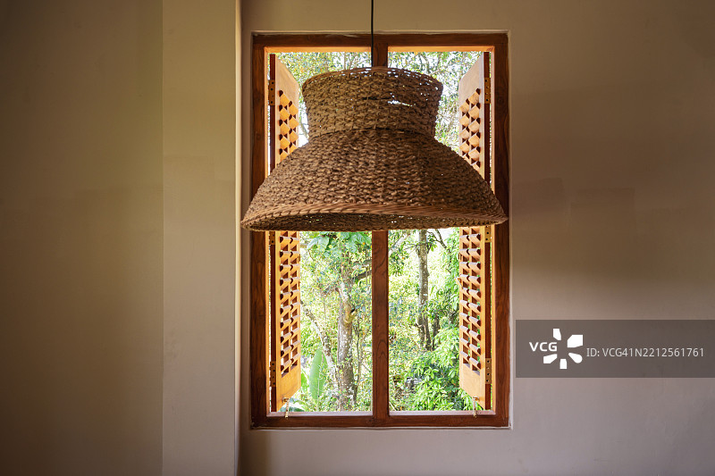 乡村窗边的编织灯罩图片素材