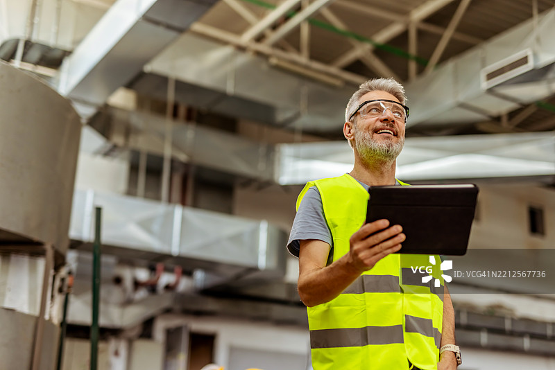 工程师在先进制造设施中使用数字平板电脑图片素材