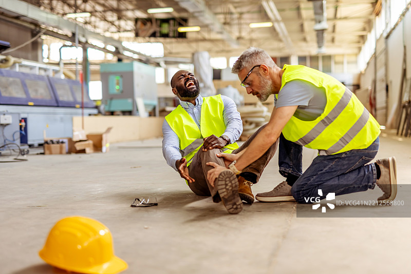 工业环境中佩戴安全装备的工作场所伤害援助图片素材