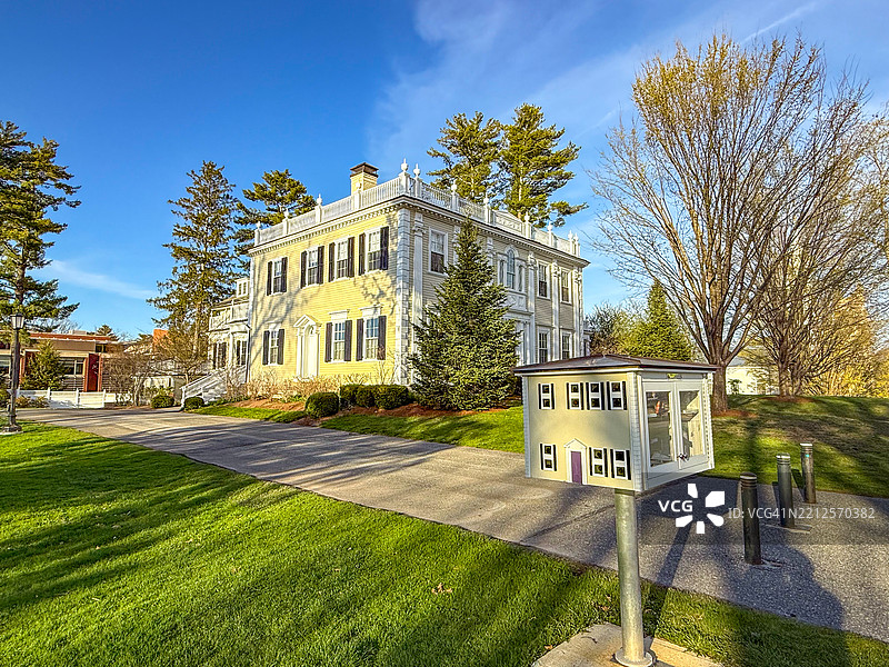 位于威廉斯敦主街附近的总统府风格的小型免费图书馆图片素材