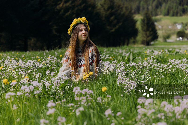 穿着毛衣和花环的快乐女性欣赏壮丽的春天图片素材
