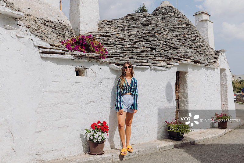 快乐的女性在意大利阿尔贝罗贝洛市度夏假图片素材