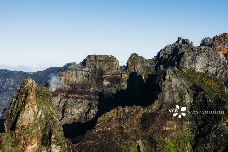 令人惊叹的日出俯瞰雄伟的阿里埃罗山峰图片素材