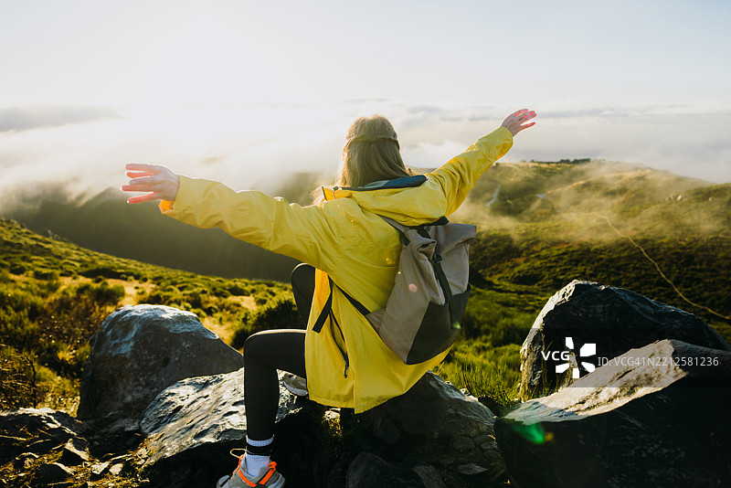 在日出山顶上的自由与幸福图片素材
