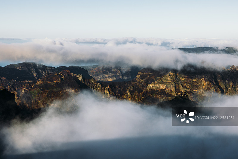 令人惊叹的日出俯瞰雄伟的阿里埃罗山峰图片素材